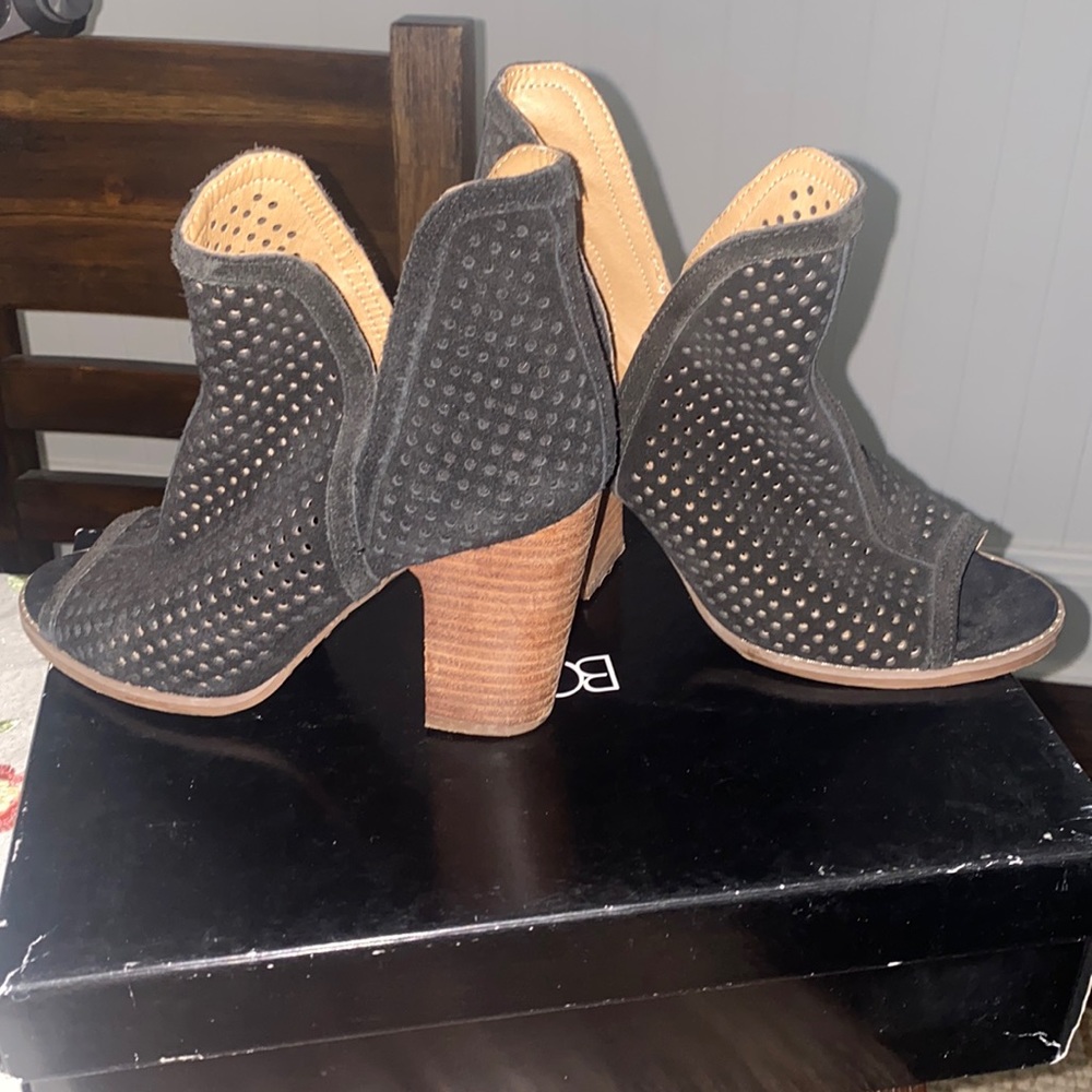 LUCKY Larise peep toe heels